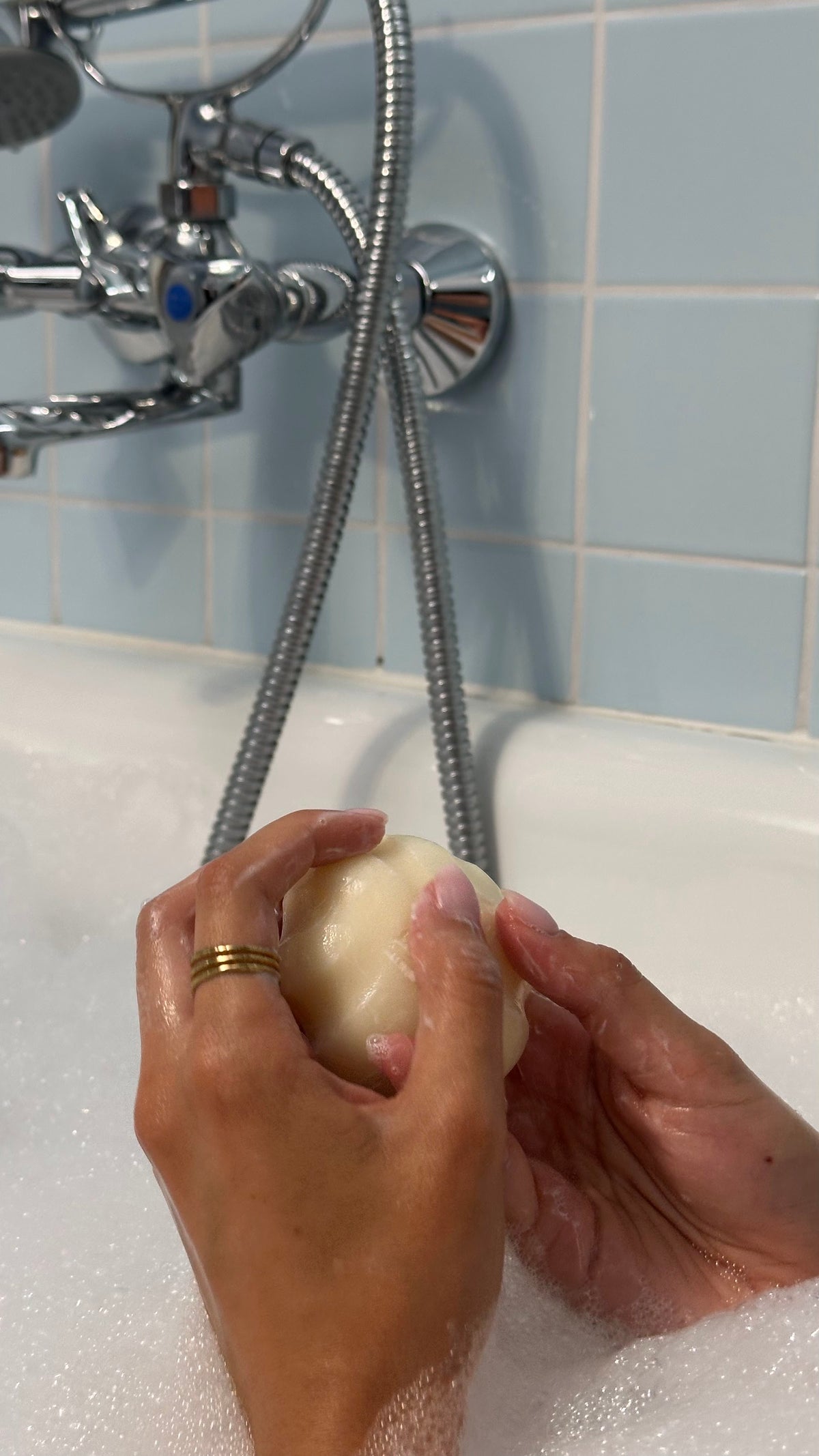 Shower bar in de hand in het bad