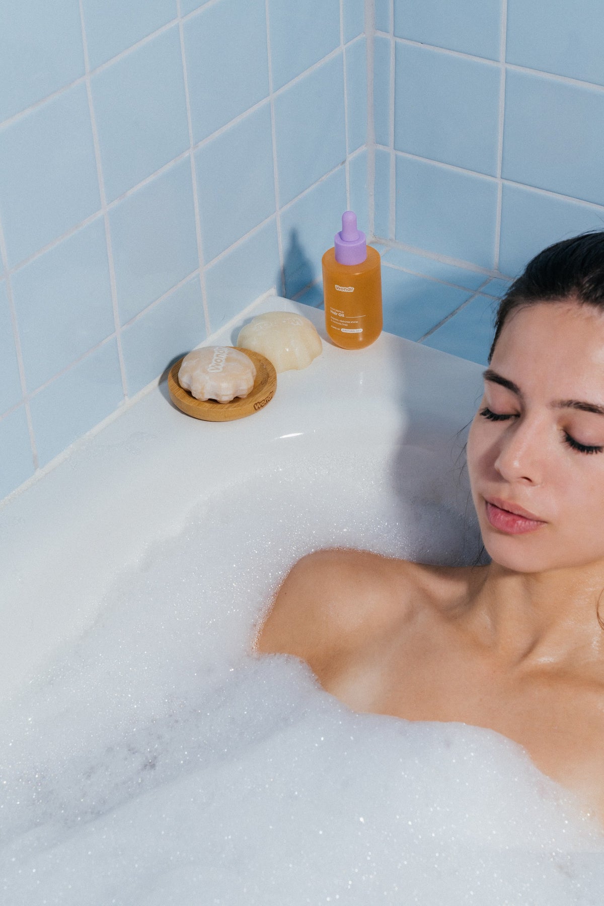 Ontspannen in bad met shower bar op de rand