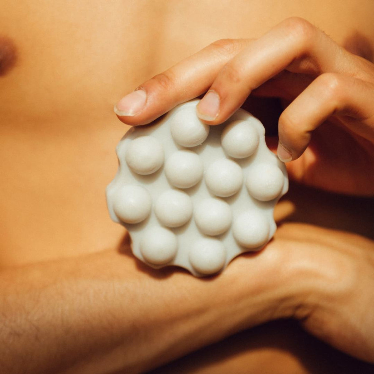 WONDR Ocean Breeze shampoo bar in de hand