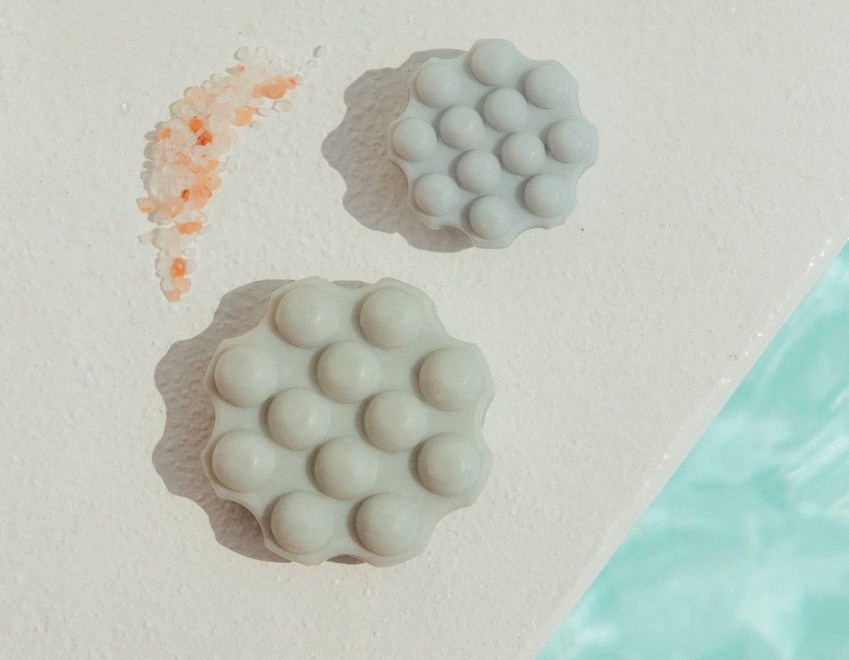Ocean Breeze shampoo bar en XL naast zeezout