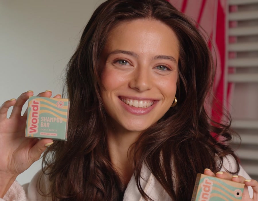 Vrouw met volumineus, glanzend haar en de Ocean Breeze shampoo bar