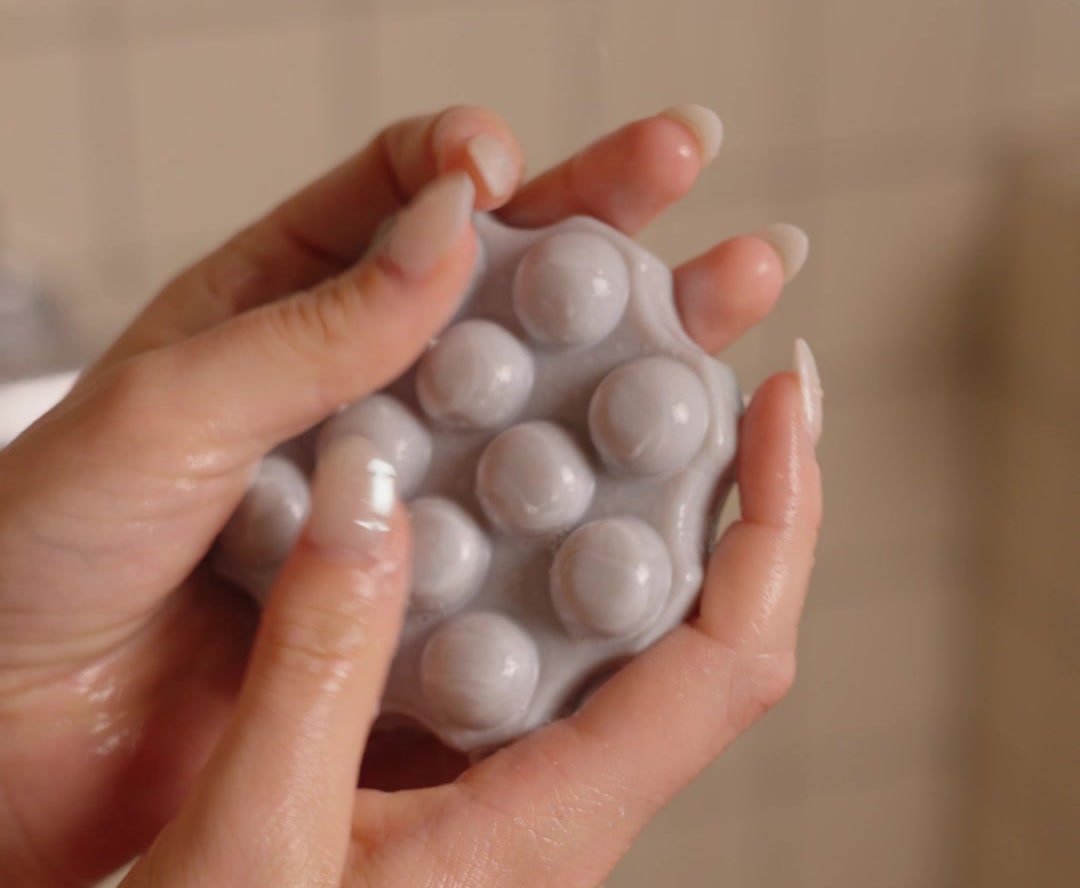 Rosy Rice shampoo bar in de handen